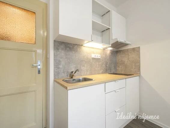 Pronájem bytu 1+kk 23 m², Na Březince, Praha - Smíchov
