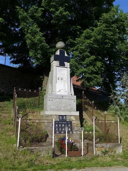 Fotky - Biskupice - památník padlým - 16.05.2015