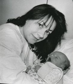 Ivana Zemanová s novorozenou dcerou Kateřinou.