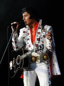 Elvis tribute act Rob Kingsley continued to perform despite the chaos