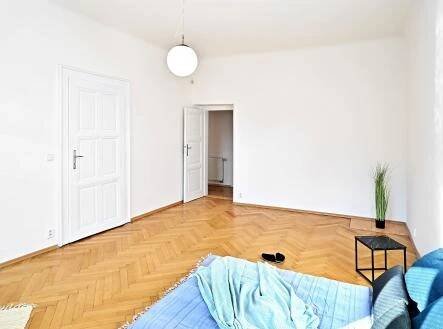 Pronájem bytu 2+1, 80m², včetně zasklené lodžie, plus sklep 8m², dvůr, výtah, OV, Praha Pohořelec. | reality selong