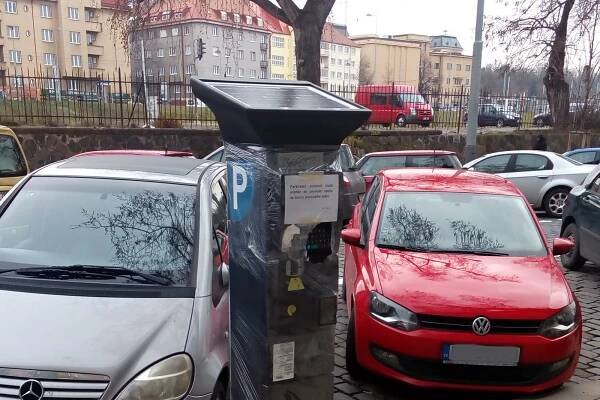 První rok nových parkovacích zón v Praze. 150 milionů tržby, provoz aut klesl - Zdopravy.cz