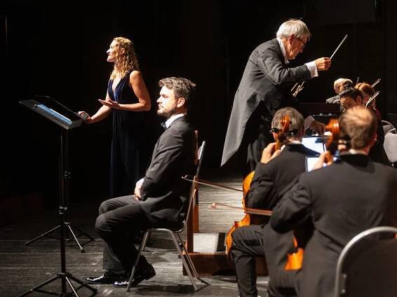 Jihočeská filharmonie zahájila sezonu. V čele se ženou. A zapojí i studenty