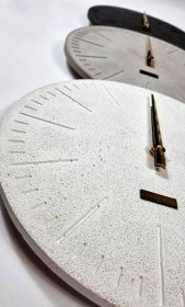 Betonové hodiny bílé, zlaté ručičky :: Betonove dekorace LuxKAP