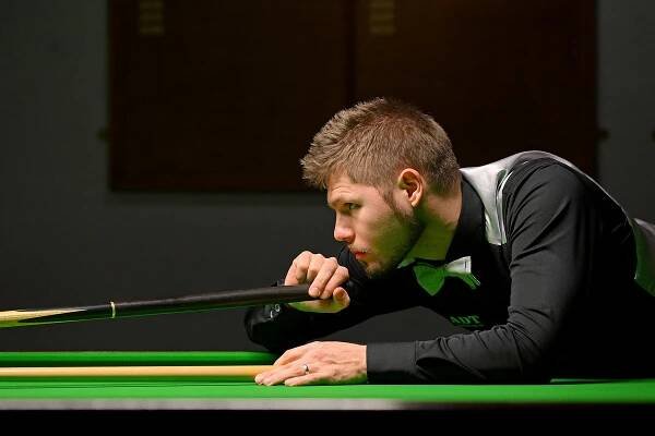 Daniel Womersley plays a shot.