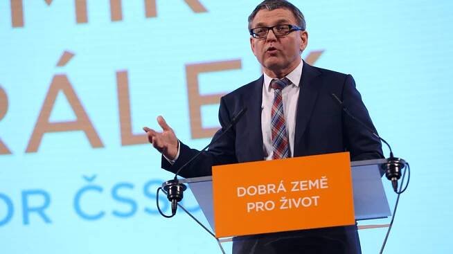 ČSSD chtěla ukázat novou tvář. Mluvil mudrc, bouchač i statistik, show nakonec ukradl Paroubek