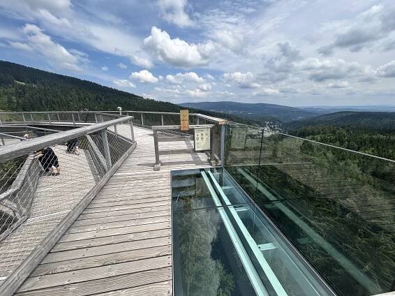 Krkonoše mají novou atrakci. Skleněný Skywalk se tyčí nad korunami stromů