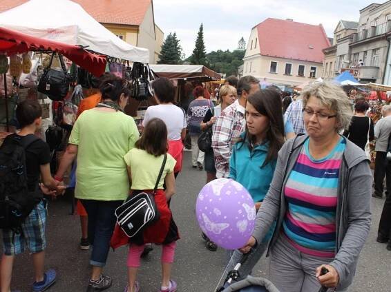 Náměstí Míru v Sobotce při jarmarku skoro nestačilo