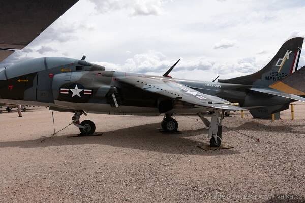 McDonnell Douglas AV-8 Harrier : McDonnell / McDonnell Douglas