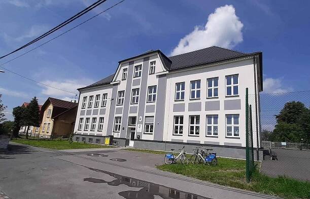 Dolní Suchá. Městská část Havířova, tvořená převážně rodinnými domy.Mateřská škola po opravě.