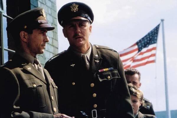 David Strathairn
