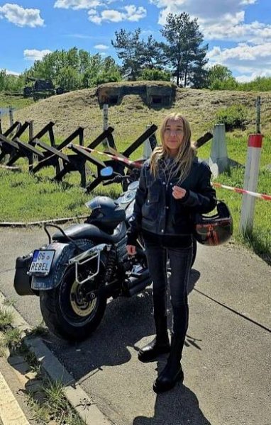 Jezero vyměnili za moře. Rosenbergova Janička dráždí v červených bikinách v Řecku, lidé si neodpustili rýpání - galerie