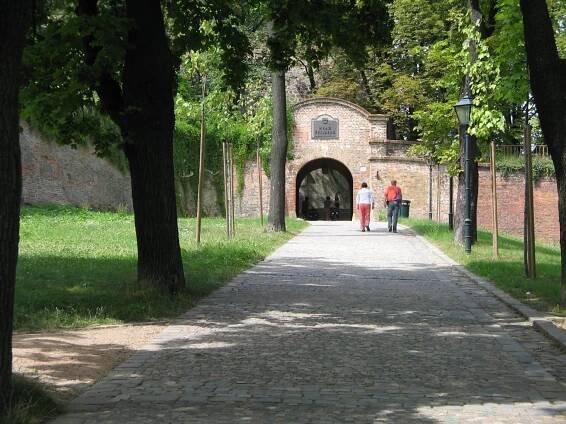 Soubor:Burg Spielberg bei Brno mit Garten1.JPG – Wikipedie