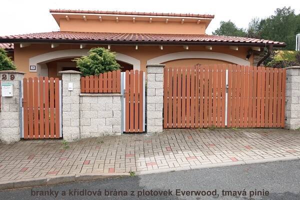 Křídlové brány s plotovkami EVERWOOD | PRONY s.r.o. – parapety, ploty, brány