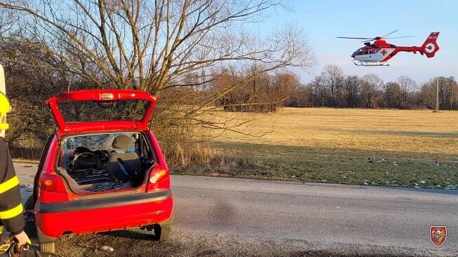 Ve Studénce se srazilo auto s autobusem. Pro řidičku vozu musel vrtulník