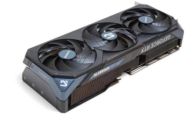 Taktujeme Gigabyte GeForce RTX 5080 Gaming OC 16G. Plus 10 % výkonu