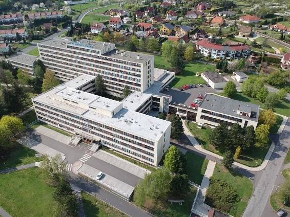 Nemocnice v Kadani se snaží lákat nové doktory, postaví pro ně rodinné domy