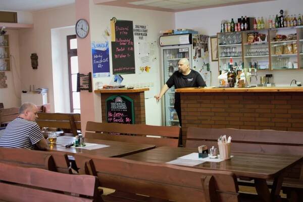 VIDEO: Otevřenou restauraci o víkendu několikrát navštívila policie. Provozovatel přesto zavřít nehodlá