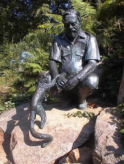Soubor:Gerald Durrell statue.jpg – Wikipedie