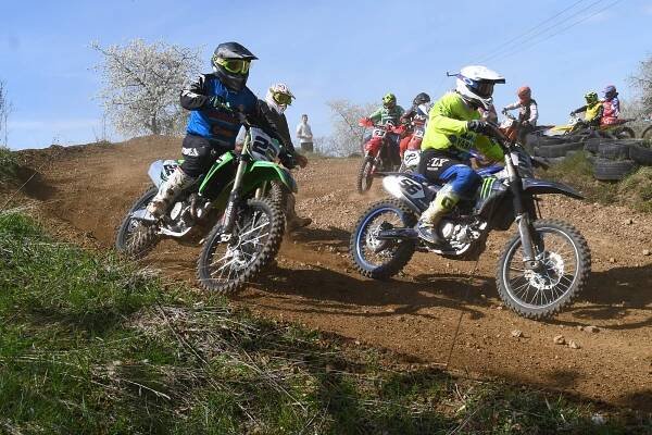 Motokrosová show v Merklíně: Plno fanoušků, v akci vrtulník i pomoc hasičů