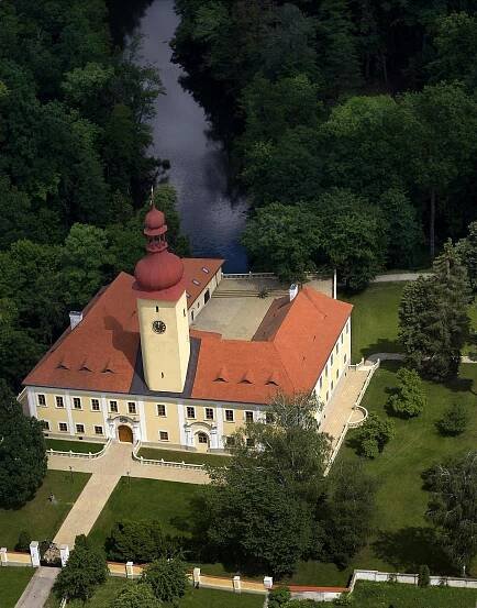 Historie a současnost – Stráž Emy Destinové | Zámek Stráž nad Nežárkou