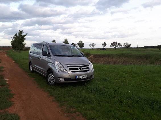 Dodávka pro náklad i minibus pro osm lidí? Ojetý Hyundai H-1 pořídíte za polovinu z ceny konkurentů a vydrží (skoro) všechno. Má jediné minus...