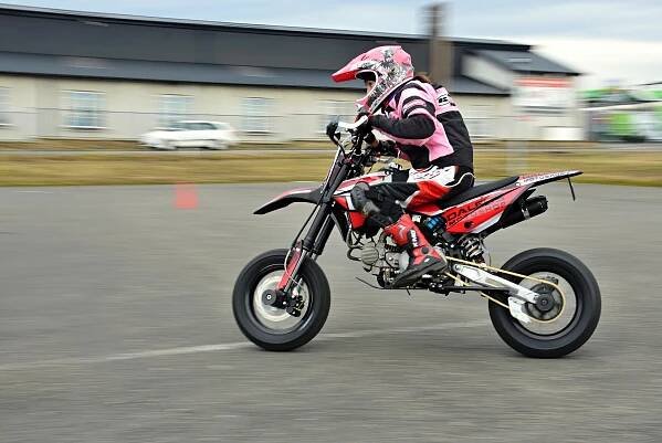 Nejlevnější motocyklové závody aneb Jak mě „porazila“ jedenáctiletá slečna. Chcete to zkusit? Stačí jakákoliv motorka a kužely