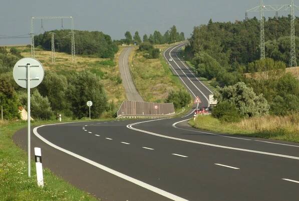 D7: Ředitelství silnic a dálnic zahajuje výstavbu dálnice D7 u Panenského Týnce (Ústecký) | Kurzy.cz