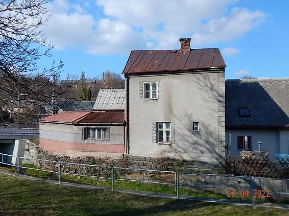 Dražba podílu 1/3 rodinného domu v obci Dvorce, okres Bruntál – MI Estate