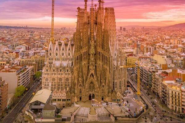 Španělská Barcelona otevřela svoji zřejmě nejslavnější památku. Chrám Sagrada Familia svou bránu otevřel pro lékaře,...