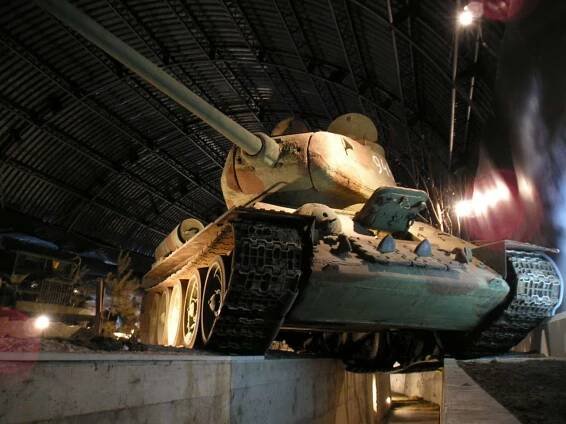 CZE - Lešany - Vojenské technické muzeum - T34/85 v Ostravské operaci (foto bez blesku, uzaverka +1,5)