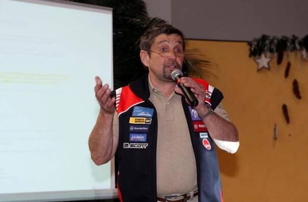 Šárko, ZBAV SE TRENÉRŮ, nabádá otec ZÁHROBSKÝ dceru