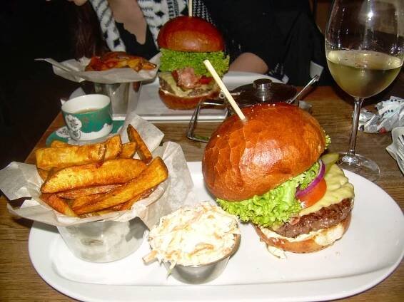 Základní instinkt: Peter´s burger pub - chlapská hospoda s (ne)chlapským hamburgerem