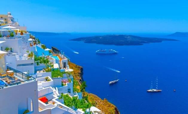 Rušný lodní provoz v kaldeře Santorini