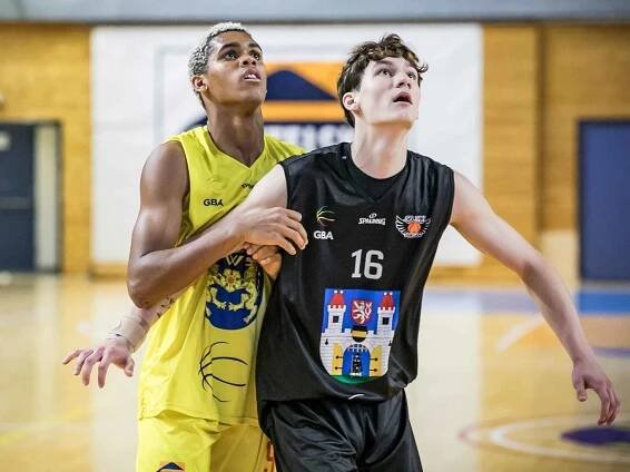 Basketbalisté GBA Lions Jindřichův Hradec (ve žlutém) ve třetím kole I. ligy deklasovali Pelhřimov 102:60.