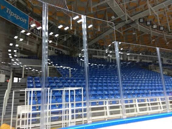 Do Ronda zatéká. Střechu stadionu, kde hraje hokejová Kometa, opraví