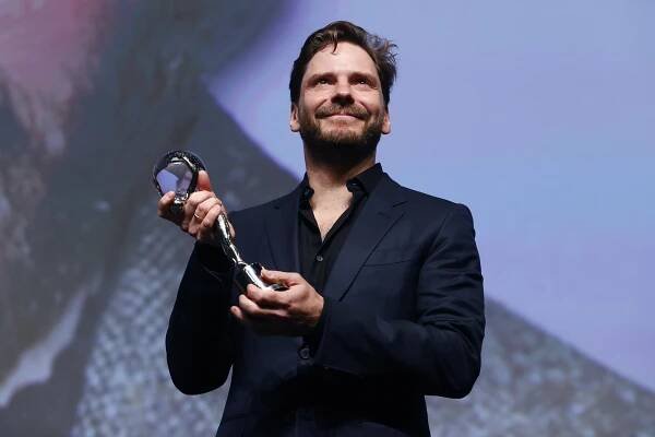 Cenu prezidenta festivalu získal Daniel Brühl. Liboval si, že je hezčí než Oscar