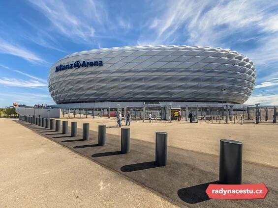 Stavba je architektonicky velmi zajímavá