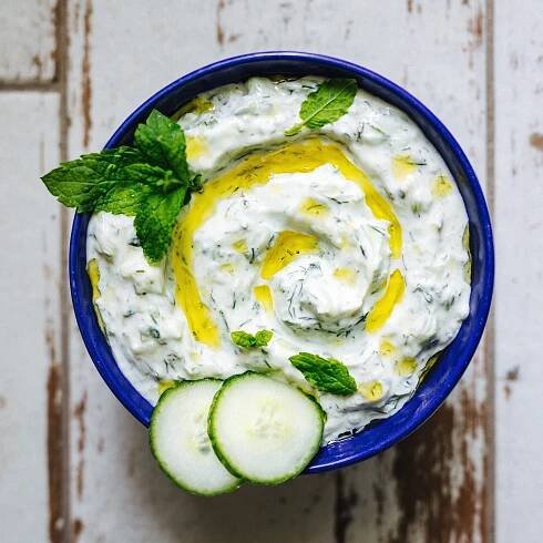 Chladivý výlet do rozpáleného Řecka. Naučte se perfektní okurkové tzatziki | Forbes