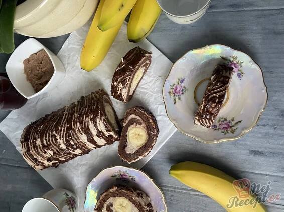 Bezlepková roláda s kaštanovým krémem a banánem | NejRecept.cz