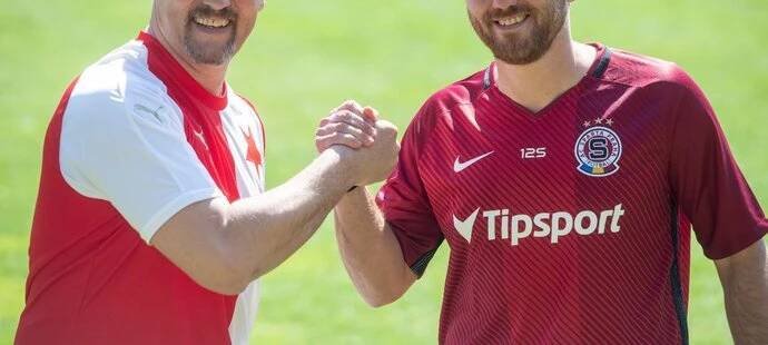 Slávista Luděk Zelenka a sparťan Tomáš Jun, dva bývalí ligový šutéři, si to rozdali v trefování břevínek...