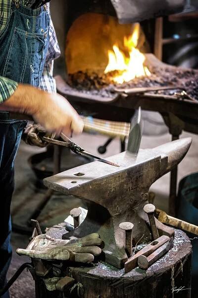 #S034 – Blacksmith’s Hands and Anvil