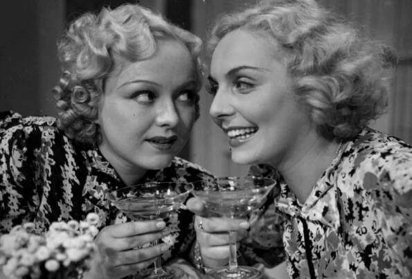 Žena pod křížem - Z filmu - Věra Ferbasová, Helena Bušová
