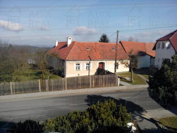 Chalupa, dům 4+1 v Okrouhlé, okr. Blansko, zast. pl. vč. dvora 550 m2, zahrada 3129 m2, v nádherném místě v podhorské obci. |  | Okrouhlá