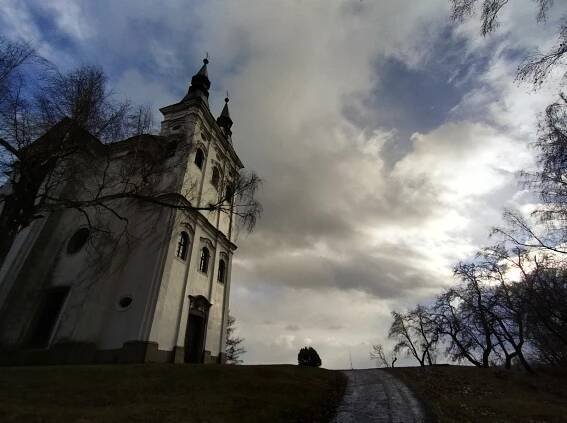 Ikonická trojka: hospoda, masna a kostel. Poznejte obec na Vysočině