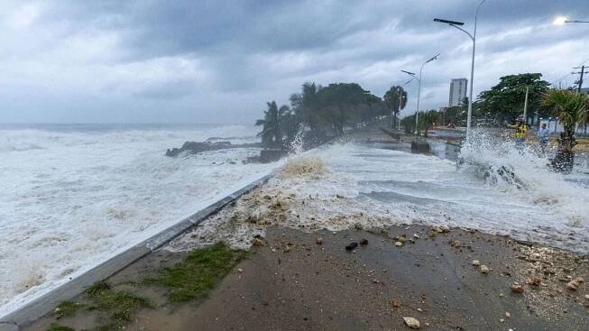 Foreign Office issues 'airports are closed' travel alert as six die in hurricane
