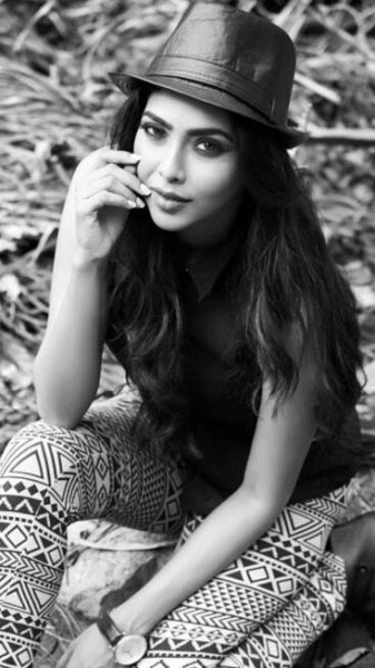Take cues from Aishwarya Lekshmi on how to ace the monochrome pictures