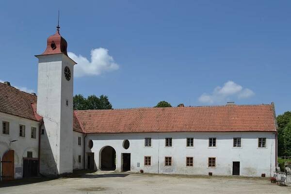 Soubor:Budišov - zámek, nádvoří, 2024-06, obr03.jpg