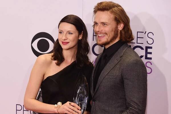 Actress Caitriona Balfe (L) and actor Sam Heughan pose in the press room during The 41st Annual People's Choice Awards at the Nokia Theatre LA Live in Los Angeles, California on January 7, 2015