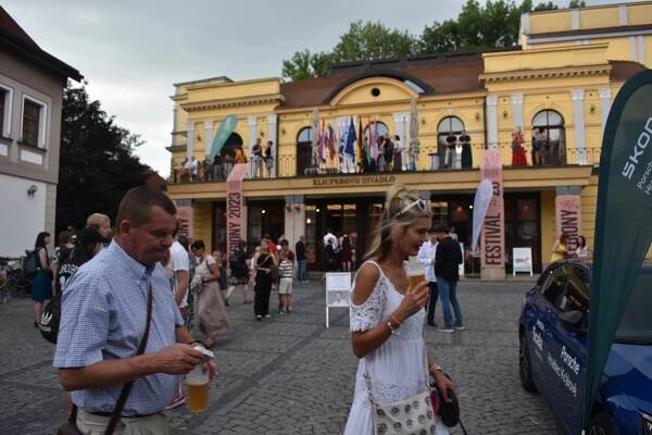 Hradec žije až do prázdnin divadelním festivalem. Najdete se na fotkách?